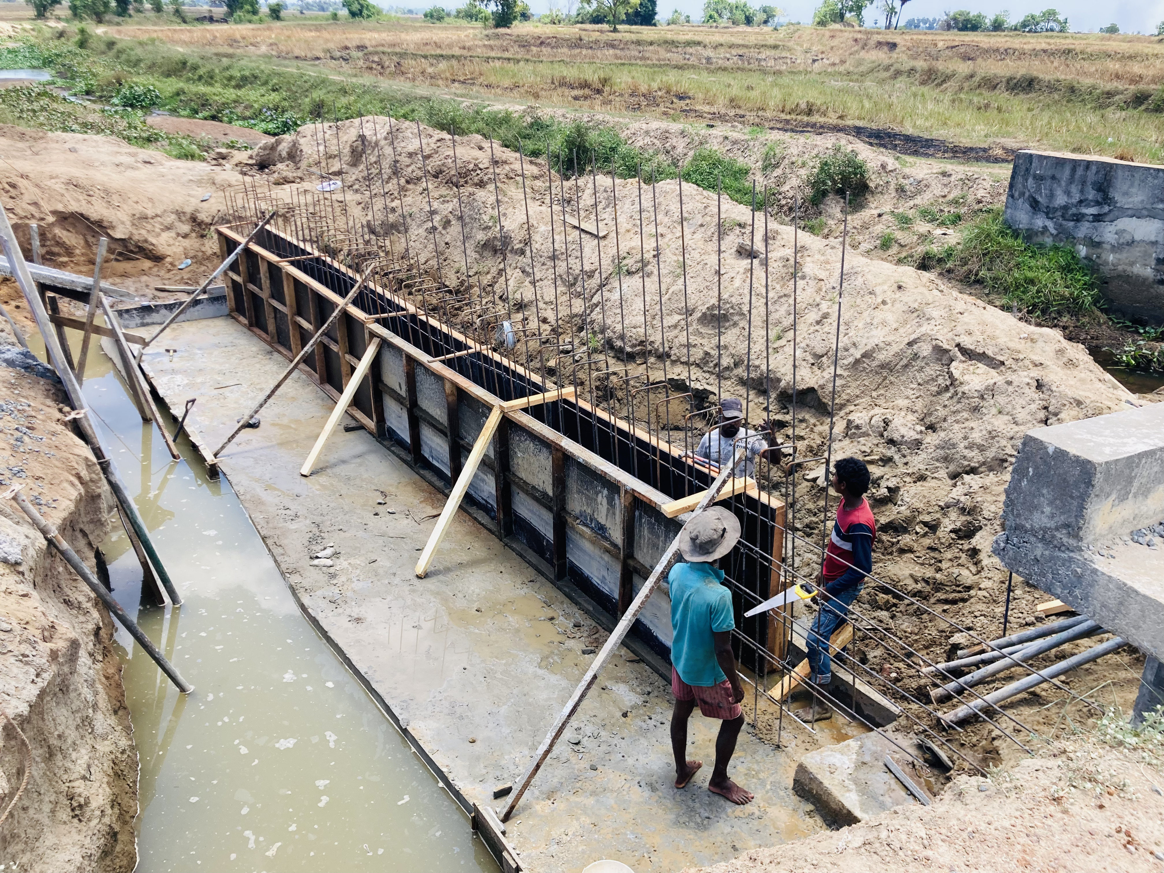 Retaining wall construction in Weeracholai